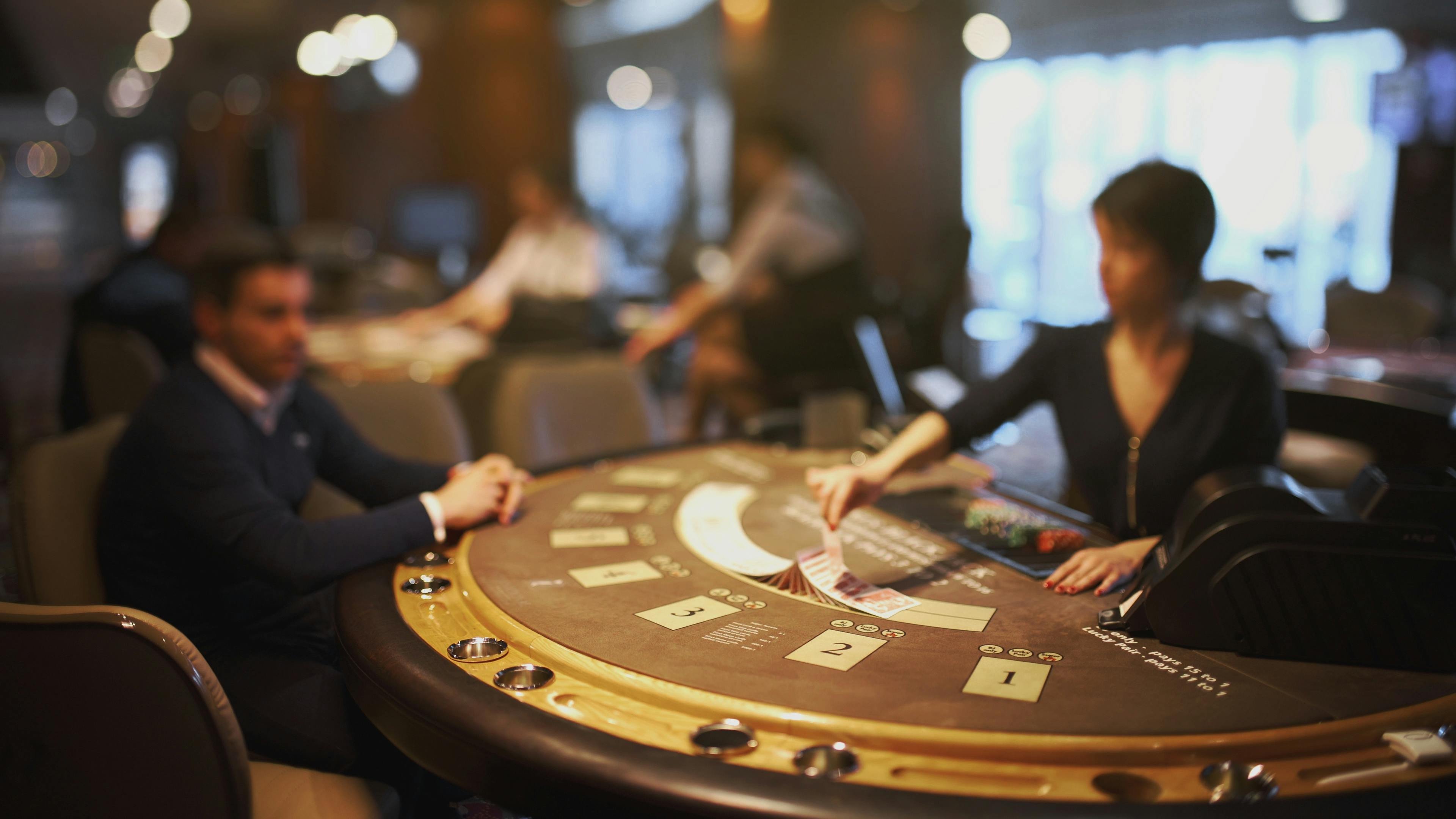 Classic Slots ဂိမ်းတွင် Cherry နှင့် Lucky 7 Symbol များ ကျနေသောပုံ